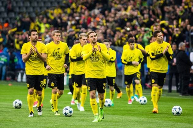 GER, UEFA CL, Borussia Dortmund (GER) vs AS MONACO FC (MCO) 12.04.2017, Signal Iduna Park, Dortmund, GER, UEFA CL, Borussia Dortmund (GER) vs AS MONACO FC (MCO), im Bild picture shows die Mannschaft von Borussia Dortmund wärmt sich in T-Shirts mit Genesungswünschen für ihren Mitspieler Marc Bartra Print auf, nordphotox xRauch