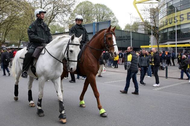 DORTMUND 12.04.2017 PIERWSZY MECZ 1 4 FINALU CWIERCFINAL LIGA MISTRZOW SEZON 2016 17 --- UEFA CHAMPIONS LEAGUE QUARTERFINAL MATCH: BORUSSIA DORTMUND - AS MONACO POLICJA KIBICE BORUSSII FOT. PIOTR KUCZA FOTOPYK NEWSPIX.PL --- Newspix.pl FRANCE OUT!  170412PYK010