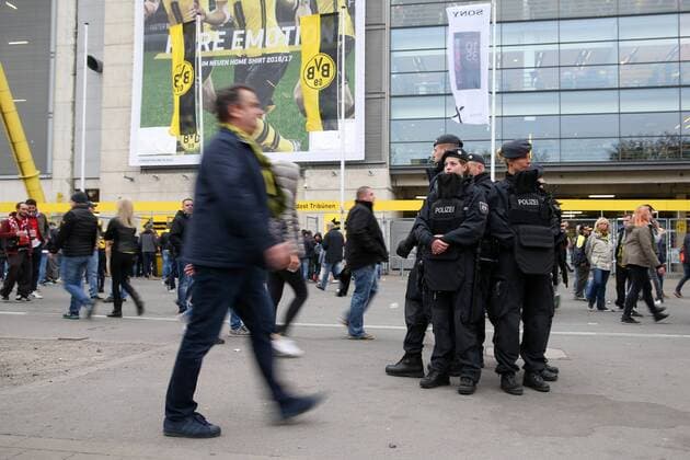 DORTMUND 12.04.2017 PIERWSZY MECZ 1 4 FINALU CWIERCFINAL LIGA MISTRZOW SEZON 2016 17 --- UEFA CHAMPIONS LEAGUE QUARTERFINAL MATCH: BORUSSIA DORTMUND - AS MONACO POLICJA KIBICE BORUSSII FOT. PIOTR KUCZA FOTOPYK NEWSPIX.PL --- Newspix.pl FRANCE OUT!  170412PYK043