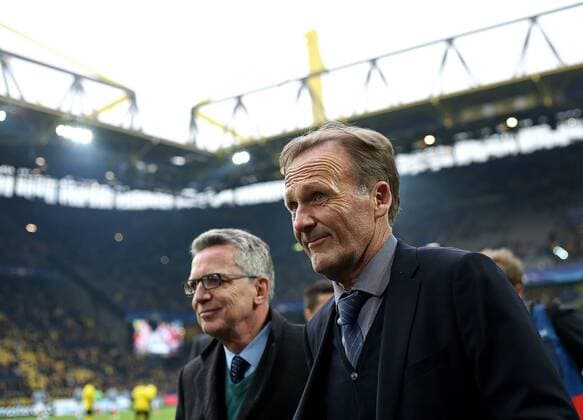 Themen der Woche - SPORT 12.04.2017, Fussball Champions-League 2016 2017, Viertelfinale, Borussia Dortmund - AS Monaco, im Signal-Iduna-Park Dortmund. v.l. Bundesinnenminister Thomas de Maizire , Geschäftsführer Hans-Joachim Watzke (Dortmund) 