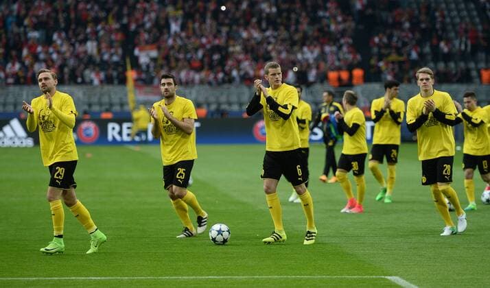 12.04.2017, xmhx, Fussball UEFA Champions League, Borussia Dortmund - AS Monaco, emspor, v.l. Marcel Schmelzer (Borussia Dortmund), Sokratis (Borussia Dortmund), Sven Bender (Borussia Dortmund), Felix Passlack (Borussia Dortmund), Mikel Merino (Borussia Dortmund), Matthias Ginter (Borussia Dortmund), Raphael Guerreiro (Borussia Dortmund) mit Marc Barta (Borussia Dortmund) Shirt Dortmund