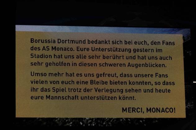 12.04.2017, xmhx, Fussball UEFA Champions League, Borussia Dortmund - AS Monaco, emspor, v.l. Dank an die Monaco Fans auf der Anzeigetafel Dortmund