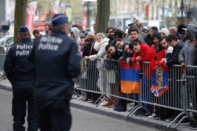 Illustration picture shows fans at the arrival of UK team Manchester United ManU at their hotel, on Wednesday 12 April 2017, in Brussels. Tomorrow Belgian soccer team RSC Anderlecht is playing against Manchester United in the Europa League competition. BRUNOxFAHY  x05080694x
