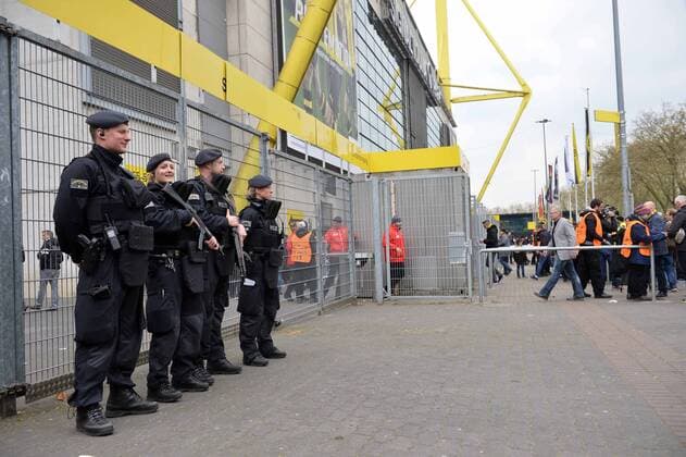 Fußball, CL, Borussia Dortmund - AS Monaco, Polizei vor dem Stadion ILLUSTRATION - PARVIS - SUPPORTERS - POLICE - SECURITE FOOTBALL : Borussia Dortmund vs Monaco - Ligue des Champions - 12 04 2017 AnthonyBIBARD FEP Panoramic 