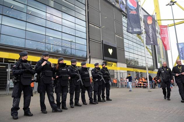 Fußball, CL, Borussia Dortmund - AS Monaco, Polizei vor dem Stadion ILLUSTRATION - PARVIS - SUPPORTERS - POLICE - SECURITE FOOTBALL : Borussia Dortmund vs Monaco - Ligue des Champions - 12 04 2017 AnthonyBIBARD FEP Panoramic 