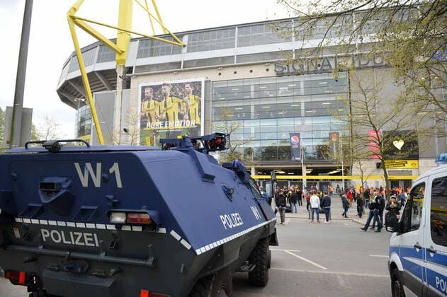 Fußball, CL, Borussia Dortmund - AS Monaco, Polizei vor dem Stadion ILLUSTRATION - PARVIS - SUPPORTERS - POLICE - SECURITE FOOTBALL : Borussia Dortmund vs Monaco - Ligue des Champions - 12 04 2017 AnthonyBIBARD FEP Panoramic 