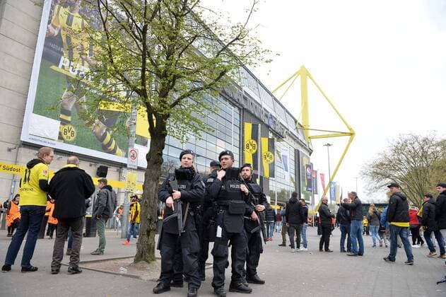 Fußball, CL, Borussia Dortmund - AS Monaco, Polizei vor dem Stadion ILLUSTRATION - PARVIS - SUPPORTERS - POLICE - SECURITE FOOTBALL : Borussia Dortmund vs Monaco - Ligue des Champions - 12 04 2017 AnthonyBIBARD FEP Panoramic 