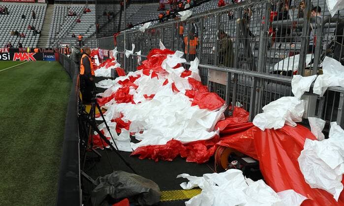 12.04.2017, xjhx, Fussball UEFA Champions League, FC Bayern Muenchen - Real Madrid, emspor, v.l. Fanchoreographie wurde vor dem Spiel verboten. Müllberge plastik Muenchen
