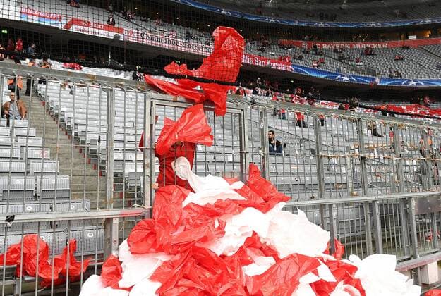 12.04.2017, xjhx, Fussball UEFA Champions League, FC Bayern Muenchen - Real Madrid, emspor, v.l. Fanchoreographie wurde vor dem Spiel verboten. Müllberge plastik Muenchen