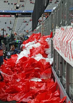 Bilder des Tages - SPORT 12.04.2017, xjhx, Fussball UEFA Champions League, FC Bayern Muenchen - Real Madrid, emspor, v.l. Fanchoreographie wurde vor dem Spiel verboten. Müllberge plastik Muenchen
