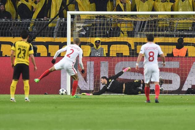 Fußball Champions League Viertelfinale Borussia Dortmund - AS Monaco am 12.04.2017 im Signal Iduna Park in Dortmund Fabinho ( Monaco ) schießt einen Elfmeter am Tor vorbei xRx