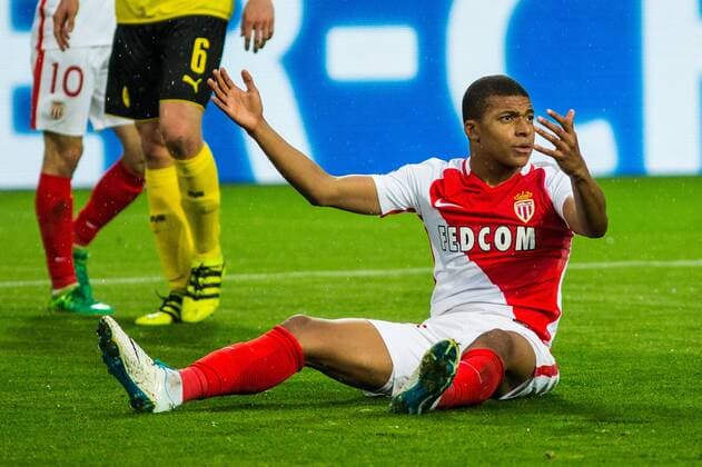 GER, UEFA CL, Borussia Dortmund (GER) vs AS MONACO FC (MCO) 12.04.2017, Signal Iduna Park, Dortmund, GER, UEFA CL, Borussia Dortmund (GER) vs AS MONACO FC (MCO), im Bild picture shows Jemerson (AS Monaco 5) wird gefoult und erhält den Strafstoss, Foto © nordphoto Rauch nordphotox xRauch
