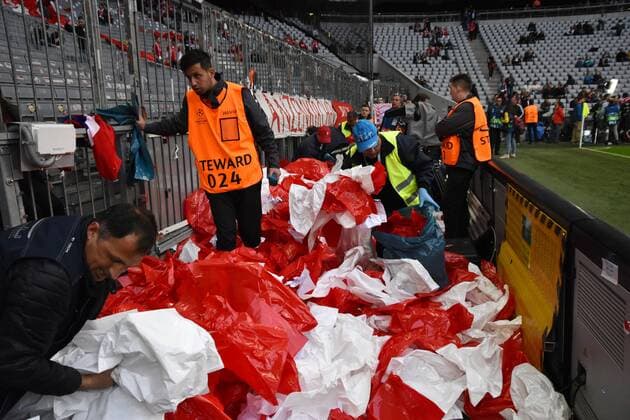 12.04.2017, Fussball, UEFA Champions League, Saison 2016 2017, Viertelfinale, FC Bayern Muenchen - Real Madrid, Keine Fan Choreografie in Muenchen. Die geplante Choreo der Bayern Fans wurde vor dem Spiel von der Polizei aus Sicherheitsgruenden untersagt. Die Folien wurden von den Fans ueber den Zaun geworfen.