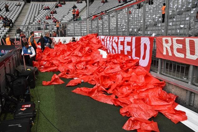 12.04.2017, Fussball, UEFA Champions League, Saison 2016 2017, Viertelfinale, FC Bayern Muenchen - Real Madrid, Keine Fan Choreografie in Muenchen. Die geplante Choreo der Bayern Fans wurde vor dem Spiel von der Polizei aus Sicherheitsgruenden untersagt. Die Folien wurden von den Fans ueber den Zaun geworfen.