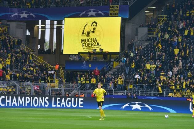 Sven Bender (Borussia Dortmund) beim Warmmachen, im Hintergrund Gute-Besserungswünsche für Marc Barta (Borussia Dortmund) Dortmund, Germany, 12.04.2017, Fussball, UEFA Champions League, Borussia Dortmund - AS Monaco, xklx