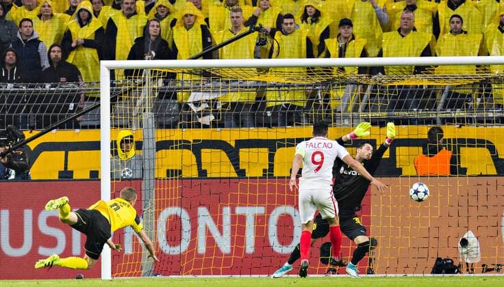 Dortmund, 12.04.2017 Eigentor von Sven Bender (BvB) gegen Torwart Roman Bürki (BvB) - Tor zum 0:2 - Radamel Falco (Monaco) Borussia Dortmund - AS Monaco