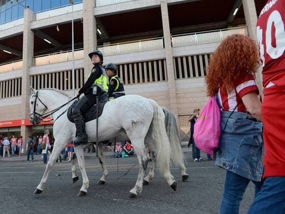 Spanish National Police agents stand on guard nearby Vicente Calderon stadium prior to the Champions League quarter finals first leg soccer match that Atletico Madrid will play with Leicester, in Madrid, Spain, 12 April 2017. Authorities have increased the security measures since the game is considered a high risk event. ATLETICO MADRID VS LEICESTER !ACHTUNG: NUR REDAKTIONELLE NUTZUNG!  Copyright: xFernandoxVillarx GR66 20170412-636276229496972380