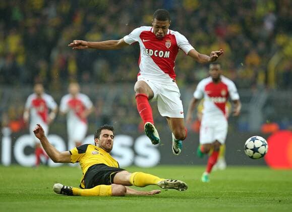 12.04.2017, Fussball Champions-League 2016 2017, Viertelfinale, Borussia Dortmund - AS Monaco, im Signal-Iduna-Park Dortmund. v.l. Sokratis Papastathopoulos (Dortmund) gegen Kylian Mbappe (AS Monaco) 