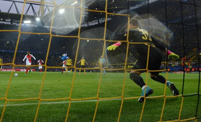 12.04.2017, xmhx, Fussball UEFA Champions League, Borussia Dortmund - AS Monaco, emspor, v.l. Fabinho (AS Monaco) verschiesst Elfmeter, Roman Bürki (Borussia Dortmund) Dortmund