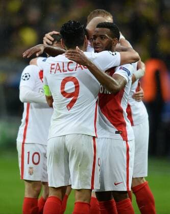 Bilder des Tages - SPORT 12.04.2017, xmhx, Fussball UEFA Champions League, Borussia Dortmund - AS Monaco, emspor, v.l. Sven Bender (Borussia Dortmund) erzielt ein Tor, Goal scored Eigentor zum 0:2, Matthias Ginter (Borussia Dortmund), Bernando Silva (AS Monaco), Joao Moutinho (AS Monaco), Falcao (AS Monaco), Thomas Lemar (AS Monaco), Torjubel, Torjubel, Goal celebration, celebrate the goal, Freude, freut sich, Jubel Dortmund