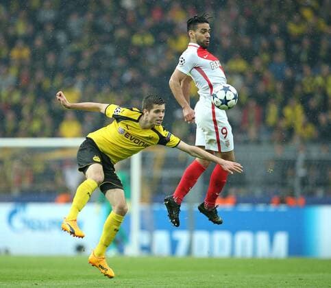 12.04.2017, Fussball Champions-League 2016 2017, Viertelfinale, Borussia Dortmund - AS Monaco, im Signal-Iduna-Park Dortmund. v.l. Julian Weigl (Dortmund) gegen Radamel Falcao (AS Monaco) 
