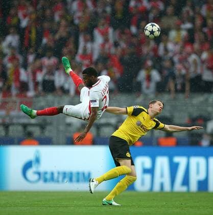 12.04.2017, Fussball Champions-League 2016 2017, Viertelfinale, Borussia Dortmund - AS Monaco, im Signal-Iduna-Park Dortmund. v.l. Thomas Lemar (AS Monaco) gegen Matthias Ginter (Dortmund) 