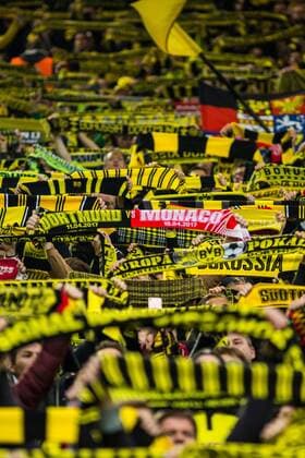 GER, UEFA CL, Borussia Dortmund (GER) vs AS MONACO FC (MCO) 12.04.2017, Signal Iduna Park, Dortmund, GER, UEFA CL, Borussia Dortmund (GER) vs AS MONACO FC (MCO), im Bild picture shows Fans des BVB singen You ll never walk alone und halten Schals hoch, Foto © nordphoto Rauch nordphotox xRauch