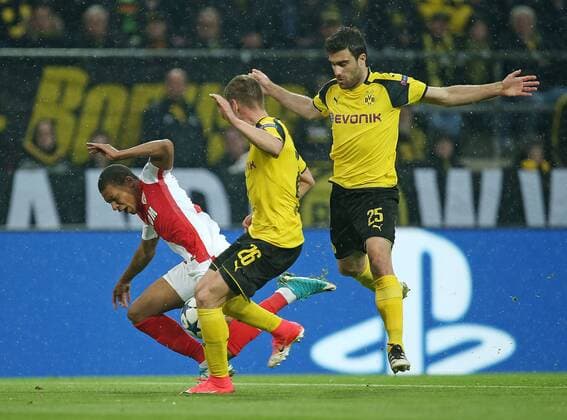 12.04.2017, Fussball Champions-League 2016 2017, Viertelfinale, Borussia Dortmund - AS Monaco, im Signal-Iduna-Park Dortmund. v.l. Kylian Mbappe (AS Monaco) wird gefoult von Lukasz Piszczek (Dortmund) und Sokratis Papastathopoulos (Dortmund) 
