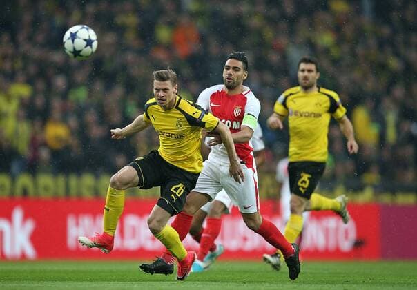12.04.2017, Fussball Champions-League 2016 2017, Viertelfinale, Borussia Dortmund - AS Monaco, im Signal-Iduna-Park Dortmund. v.l. Lukasz Piszczek (Dortmund) gegen Falcao (AS Monaco) 