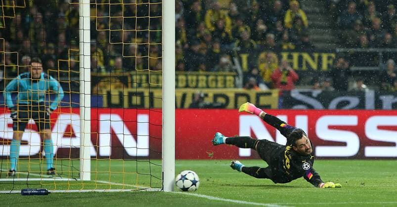 12.04.2017, Fussball Champions-League 2016 2017, Viertelfinale, Borussia Dortmund - AS Monaco, im Signal-Iduna-Park Dortmund. der Elfmeter geht am Tor vorbei , Torwart Roman Bürki (Dortmund) 