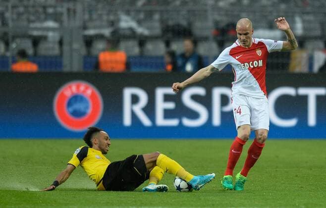 12.04.2017, xmhx, Fussball UEFA Champions League, Borussia Dortmund - AS Monaco, emspor, v.l. Pierre Emerick Aubameyang (Borussia Dortmund), Andrea Raggi (AS Monaco) Dortmund