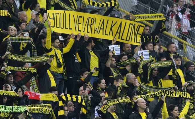 Fussball, UEFA Champions League, Herren, Saison 2016 2017, Viertelfinale Hinspiel, Signal Iduna Park Dortmund, Bor. Dortmund (gelb) - AS Monaco (rot); Die Fans zeigen an: You«ll never walk alone. Fan, Fans, Begeisterung.