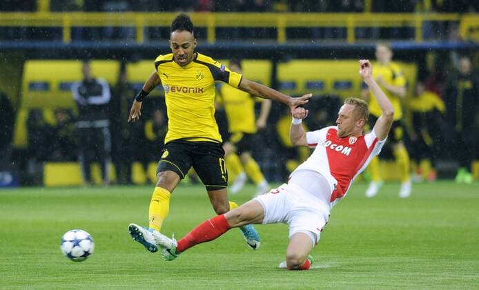 Fussball, UEFA Champions League, Herren, Saison 2016 2017, Viertelfinale Hinspiel, Signal Iduna Park Dortmund, Bor. Dortmund (gelb) - AS Monaco (rot); Pierre-Emerick Aubameyang (BVB), Kamil Glik (Monaco), Aktion.