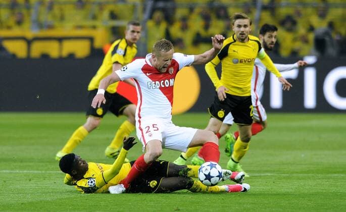 Fussball, UEFA Champions League, Herren, Saison 2016 2017, Viertelfinale Hinspiel, Signal Iduna Park Dortmund, Bor. Dortmund (gelb) - AS Monaco (rot); Ousmane Dembele (BVB), Kamil Glik (Monaco), Aktion.