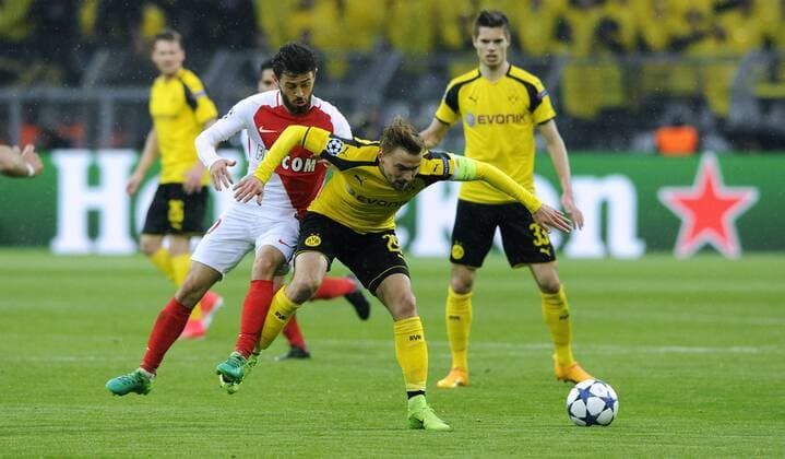 Fussball, UEFA Champions League, Herren, Saison 2016 2017, Viertelfinale Hinspiel, Signal Iduna Park Dortmund, Bor. Dortmund (gelb) - AS Monaco (rot); Marcel Schmelzer (BVB), Bernardo Silva (Monaco), Aktion.