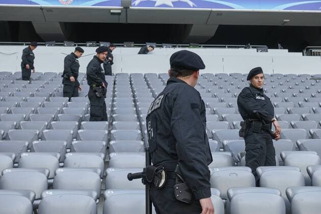 Polizei kontrolliert die Tribuenen der Allianz Arena vor dem Spiel FC BAYERN MUENCHEN - REAL MADRID Viertelfinale, Fussball UEFA Champions League, Muenchen, 12.04.2017 CL Saison 2016 2017