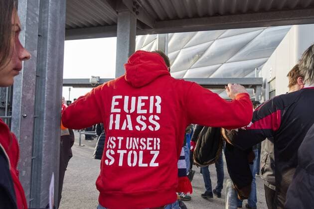 Fans bei Kontrolle, Einlasskontrolle, Polizei an der Allianz Arena vor dem Spiel FC BAYERN MUENCHEN - REAL MADRID Viertelfinale, Fussball UEFA Champions League, Muenchen, 12.04.2017 CL Saison 2016 2017