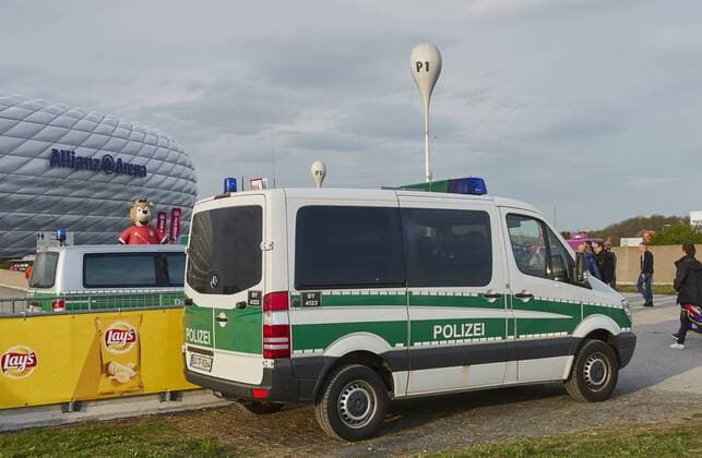 Polizei an der Allianz Arena vor dem Spiel FC BAYERN MUENCHEN - REAL MADRID Viertelfinale, Fussball UEFA Champions League, Muenchen, 12.04.2017 CL Saison 2016 2017