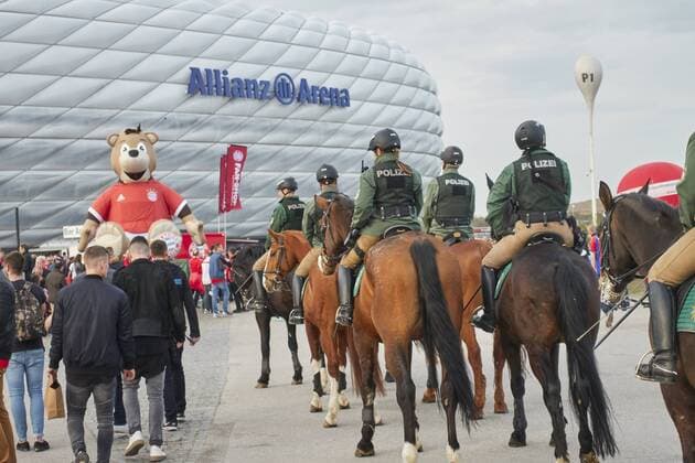 Polizei an der Allianz Arena vor dem Spiel FC BAYERN MUENCHEN - REAL MADRID Viertelfinale, Fussball UEFA Champions League, Muenchen, 12.04.2017 CL Saison 2016 2017