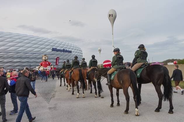 Polizei an der Allianz Arena vor dem Spiel FC BAYERN MUENCHEN - REAL MADRID Viertelfinale, Fussball UEFA Champions League, Muenchen, 12.04.2017 CL Saison 2016 2017