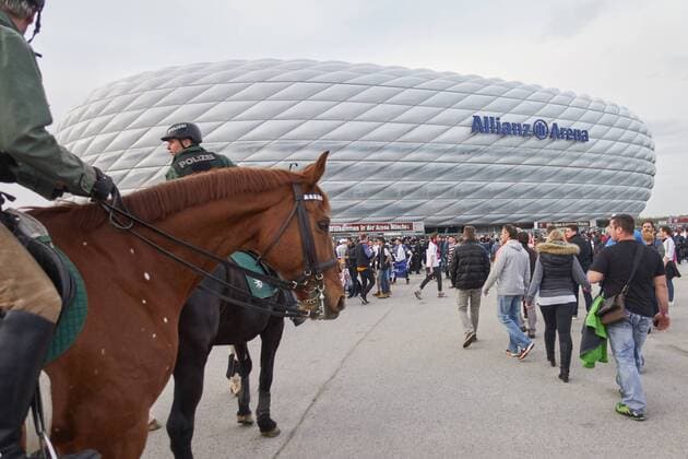 Polizei an der Allianz Arena vor dem Spiel FC BAYERN MUENCHEN - REAL MADRID Viertelfinale, Fussball UEFA Champions League, Muenchen, 12.04.2017 CL Saison 2016 2017