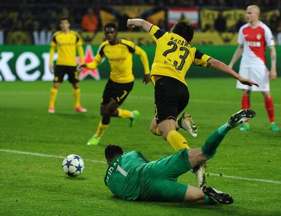 12.04.2017, xmhx, Fussball UEFA Champions League, Borussia Dortmund - AS Monaco, emspor, v.l. Ousmane Dembele (Borussia Dortmund) erzielt ein Tor, Goal scored zum 1:2, Ousmane Dembele (Borussia Dortmund), ,Shinji Kagawa (Borussia Dortmund), Danijel Subasic (AS Monaco) Dortmund