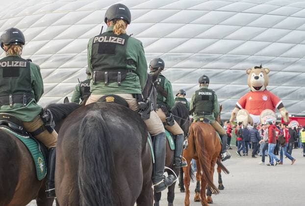 Polizei an der Allianz Arena vor dem Spiel FC BAYERN MUENCHEN - REAL MADRID Viertelfinale, Fussball UEFA Champions League, Muenchen, 12.04.2017 CL Saison 2016 2017