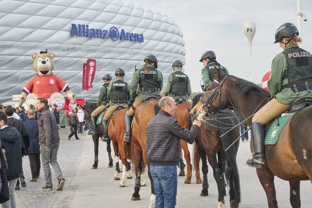 Polizei an der Allianz Arena vor dem Spiel FC BAYERN MUENCHEN - REAL MADRID Viertelfinale, Fussball UEFA Champions League, Muenchen, 12.04.2017 CL Saison 2016 2017