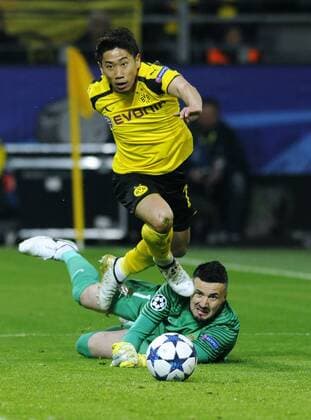 Fussball, UEFA Champions League, Herren, Saison 2016 2017, Viertelfinale Hinspiel, Signal Iduna Park Dortmund, Bor. Dortmund (gelb) - AS Monaco (rot); Vorarbeit zum 1:2 durch Ousmane Dembele (BVB), Shinji Kagawa (BVB) gegen Danijel Subasic (Monaco), Aktion.