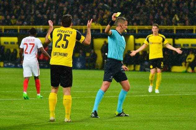 gelbe Karte für Sokratis (Borussia Dortmund) durch Schiedsrichter Daniele Orsato Dortmund, Germany, 12.04.2017, Fussball, UEFA Champions League, Borussia Dortmund - AS Monaco, xklx