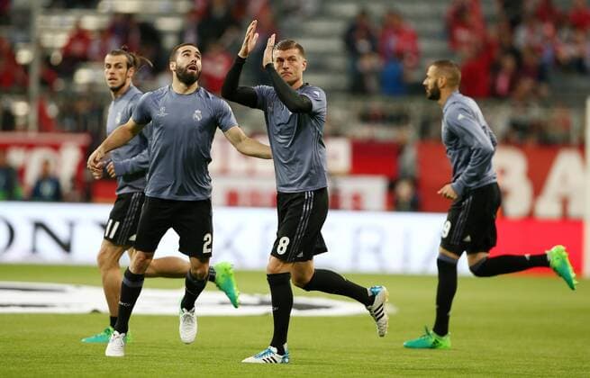 Toni Kroos, Gareth Bale, Daniel Carvajal beim warm up Einlaiufen Fußball Fussball Viertelfinale UEFA CL Championsleague Herren Saison 2016 2017 12.04.2017 FC Bayern München vs. Real Madrid