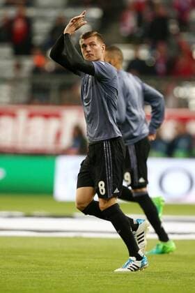 Toni Kroos beim warm up Einlaiufen Fußball Fussball Viertelfinale UEFA CL Championsleague Herren Saison 2016 2017 12.04.2017 FC Bayern München vs. Real Madrid