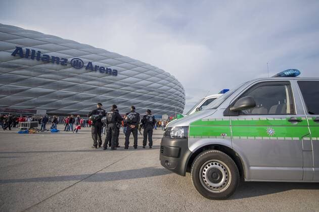 GER, UEFA CL, FC Bayern Muenchen (GER) vs Real Madrid (ESP) 12.04.2017, Allianz Arena, Muenchen, GER, UEFA CL, FC Bayern Muenchen (GER) vs Real Madrid (ESP) , HF 1, im Bild feature , Polizei vor der Allianz Arena Foto © nordphoto Straubmeier nordphotox xStraubmeier