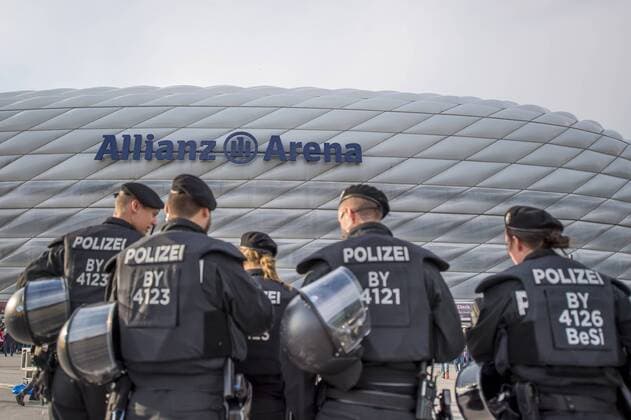 GER, UEFA CL, FC Bayern Muenchen (GER) vs Real Madrid (ESP) 12.04.2017, Allianz Arena, Muenchen, GER, UEFA CL, FC Bayern Muenchen (GER) vs Real Madrid (ESP) , HF 1, im Bild feature , Polizei vor der Allianz Arena Foto © nordphoto Straubmeier nordphotox xStraubmeier